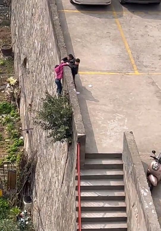 「来了」网友拍摄一小孩挂围墙外被质疑只拍不救，回应来了