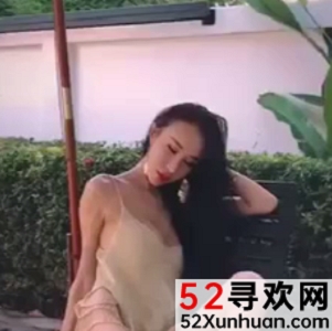 网红模特孟晓艺25分钟视频展示大长腿和染缸车灯，颜值高写真互动
