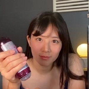 网红妹子obokozu的OnlyFans独家视频，包括喜欢玩的白人和亚洲女孩，4V高清画质，总时长1.9G